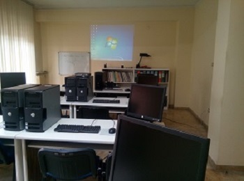 Studenti al doposcuola con tutor