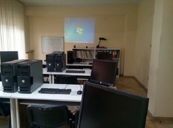 Studenti al doposcuola con tutor