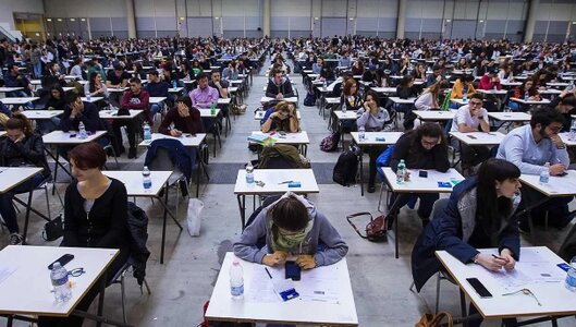 Studenti al doposcuola con tutor